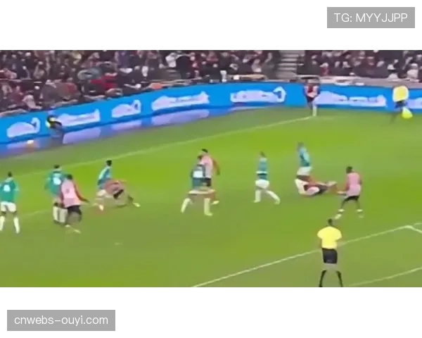 特写：斯特拉斯堡小将打入处子球后泪洒赛场，队友集体上前拥抱