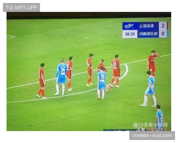 乌龙球！弗赖堡后卫回传失误直接将球踢入自家大门